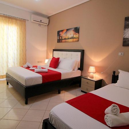 Centrum Hotel Ксамил Екстериор снимка