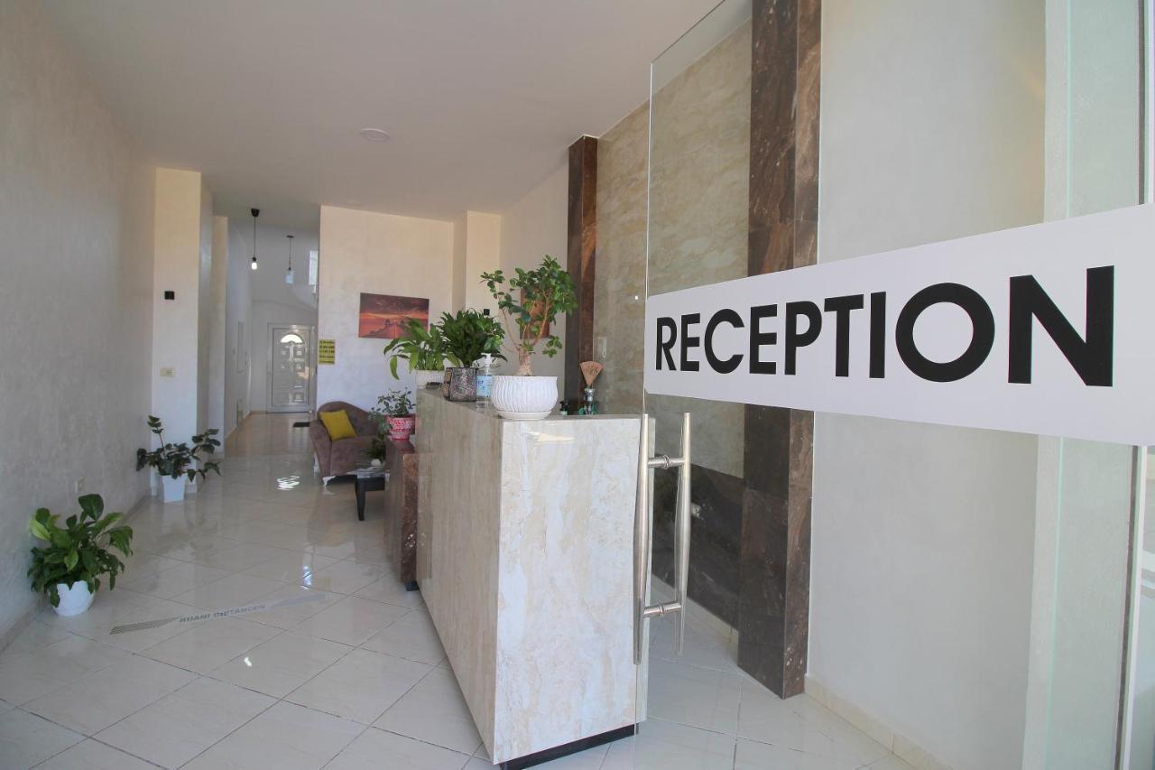 Centrum Hotel Ксамил Екстериор снимка