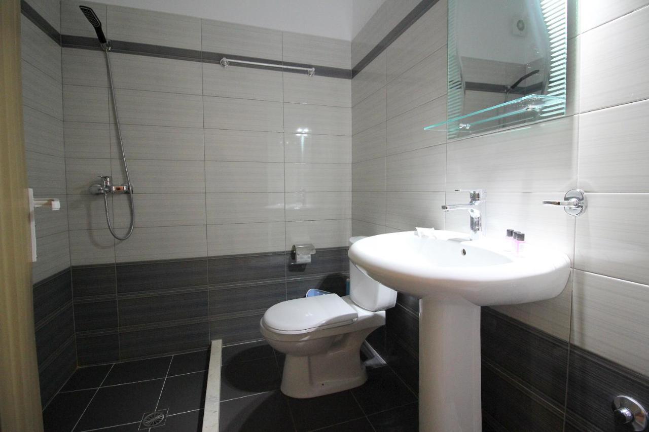 Centrum Hotel Ксамил Екстериор снимка