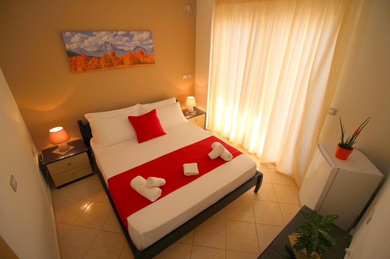 Centrum Hotel Ксамил Екстериор снимка