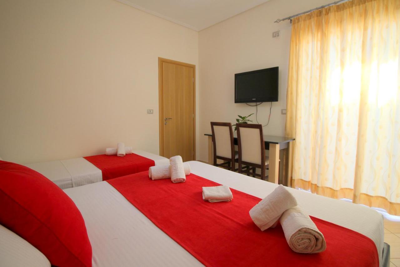 Centrum Hotel Ксамил Екстериор снимка