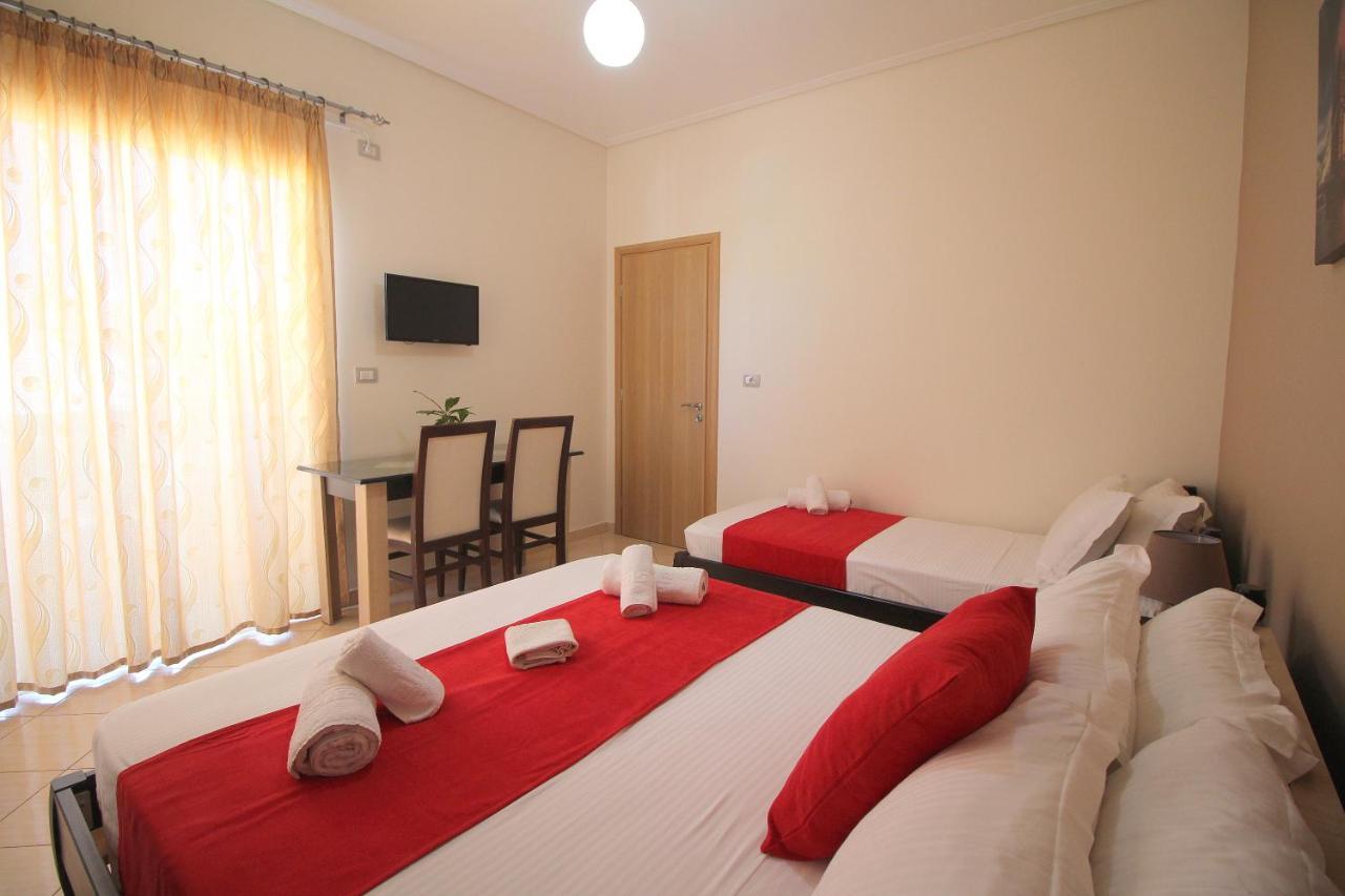 Centrum Hotel Ксамил Екстериор снимка